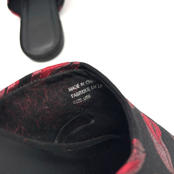 NEW Urban Outfitters Metallic Kiss Lip Print Embroidered Open Back Flats Size 6M - Picture 10 of 16